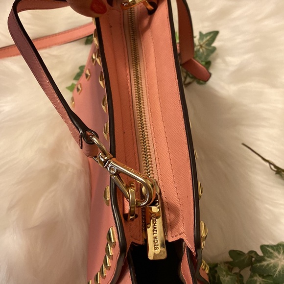 🚫SOLD🚫🌸💋Authentic Mk Medium Stud Messenger Bag - Picture 3 of 9